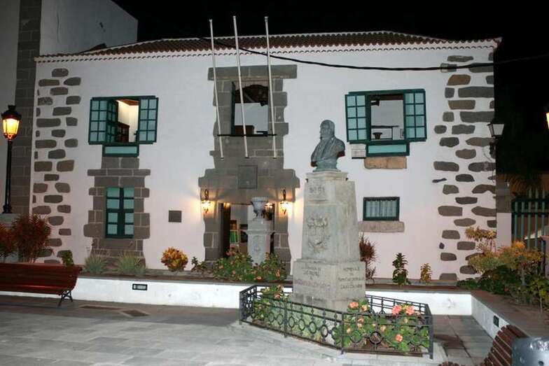 Imagen nocturna de la facha de El Casino de Telde (Foto Jesús Ruiz Mesa)